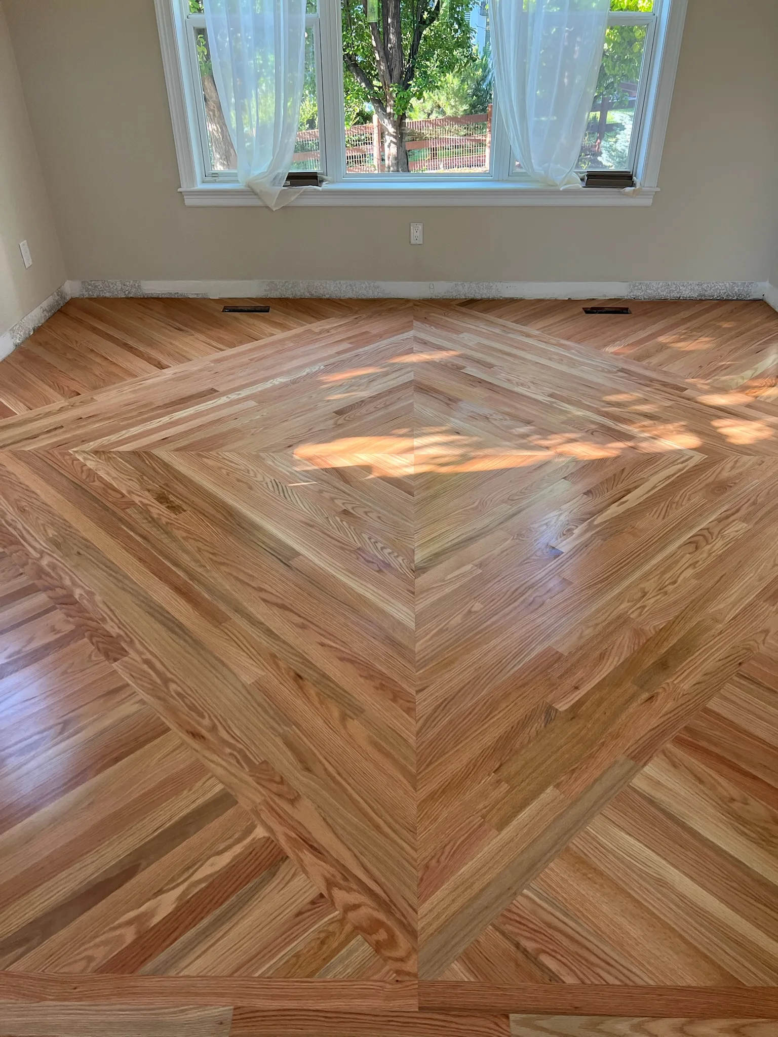 Custom-hardwood-floor-Design-Diamond-center-with-inlay-border